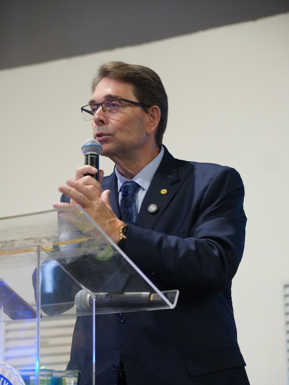 Comandante Braga discursa na tribuna, ao microfone