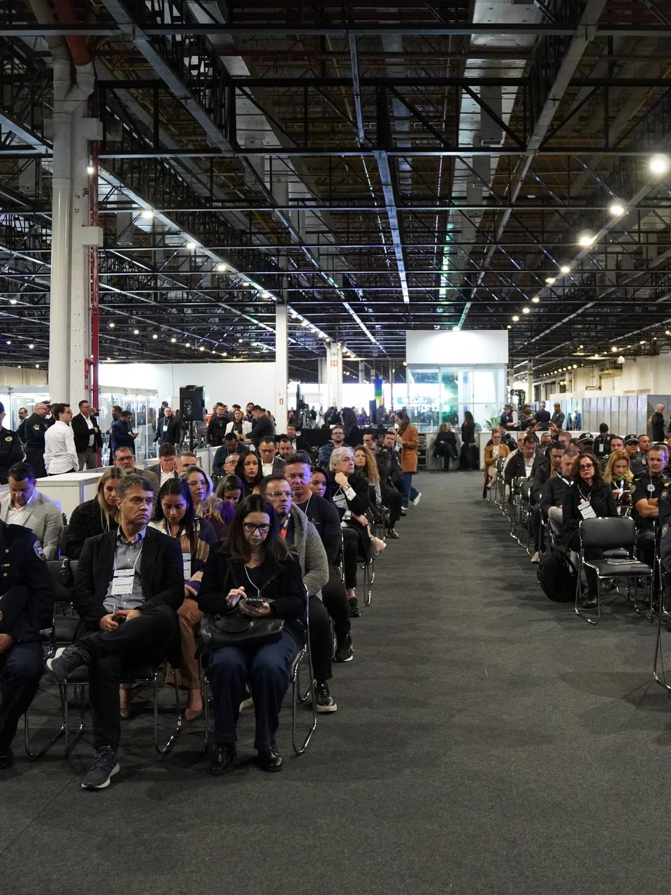 Plateia do 14º Congresso de Guardas Municipais: guardas e gestores sentados em fileiras no pavilhão do Expo Center Norte, em São Paulo